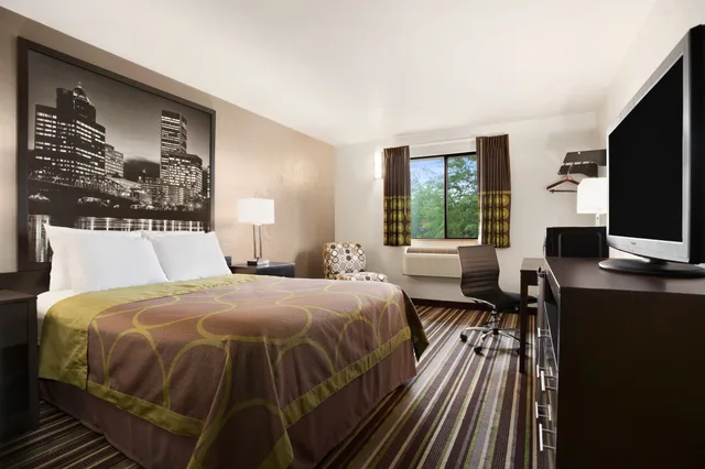 غرفة قياسية بسرير كينج، Super 8 by Wyndham Woodburn 2/4