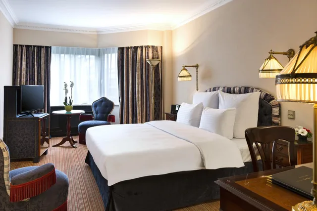 غرفة بريميوم بسرير كينج، Hotel Barsey By Warwick 1/2