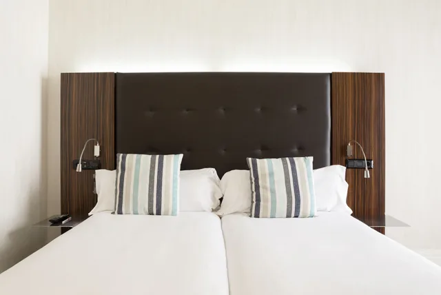 غرفة سوبيريور بسريرين منفصلين بإطلالة على البحر بشرفة، Petit Palace Tamarises 9/10