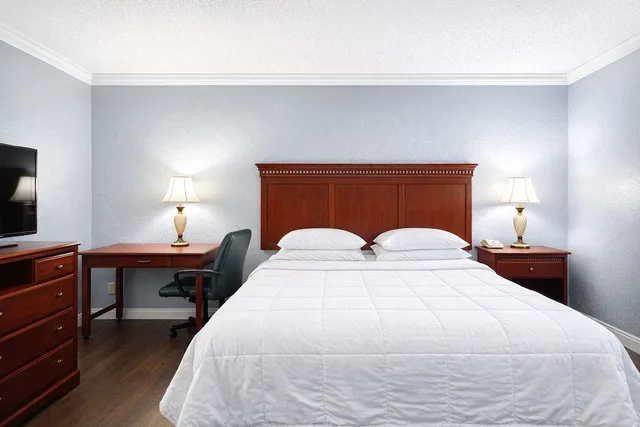 غرفة كومفورت بسرير كينج لذوي الإعاقة، Antioch Quarters Inn and Suites 4/10
