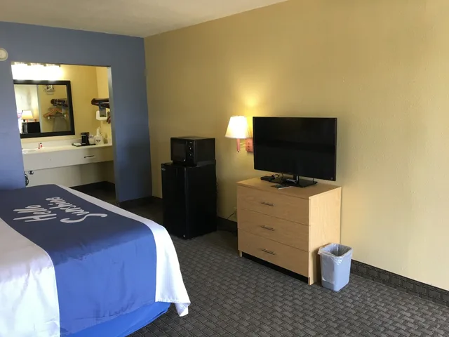 غرفة ديلوكس بسرير كينج يُسمح فيها بالحيوانات الأليفة، Days Inn by Wyndham Crystal River 3/6