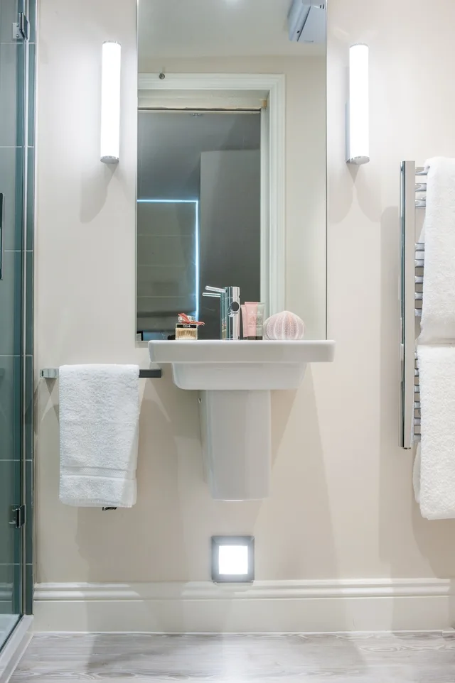غرفة فاخرة بسرير كوين بإطلالة على البحر، The Charm - Brighton Boutique Hotel 4/4