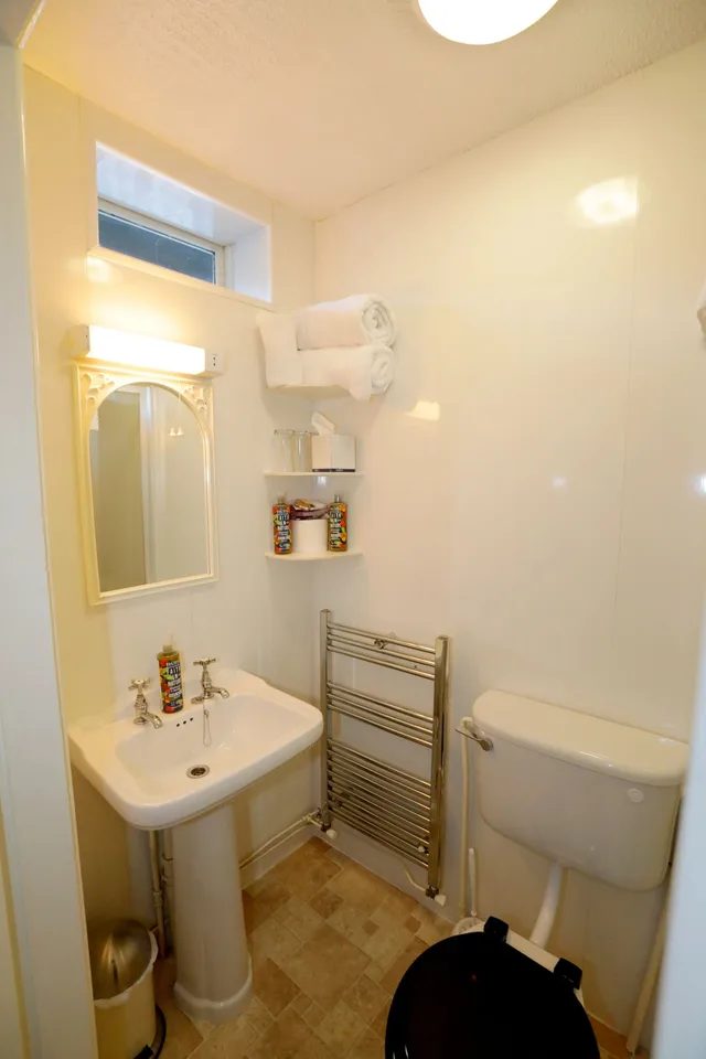 جناح بسرير كينج وسريرين منفصلين، Bryn Woodlands House 5/5