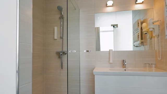 Standard, Single, King Bed, Metropol Hotel Warsaw 4/4
