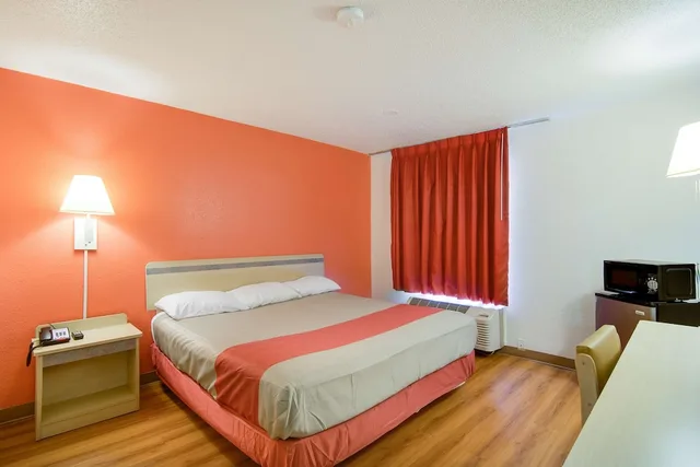 غرفة قياسية بسرير كينج، Motel6 Waukegan, IL 2/10