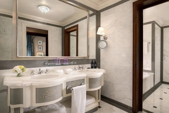 Royal, Suite, King Bed, River View, Balcony, The St Regis Florence 7/7