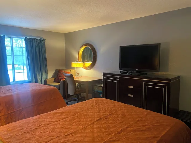 غرفة بسريرين مزدوجين، Surrey Inn Hotel 4/5
