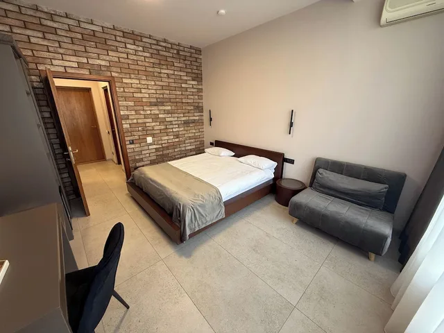 جناح جونيور بسرير كوين مع أريكة، Komilfo Hotel 3/5