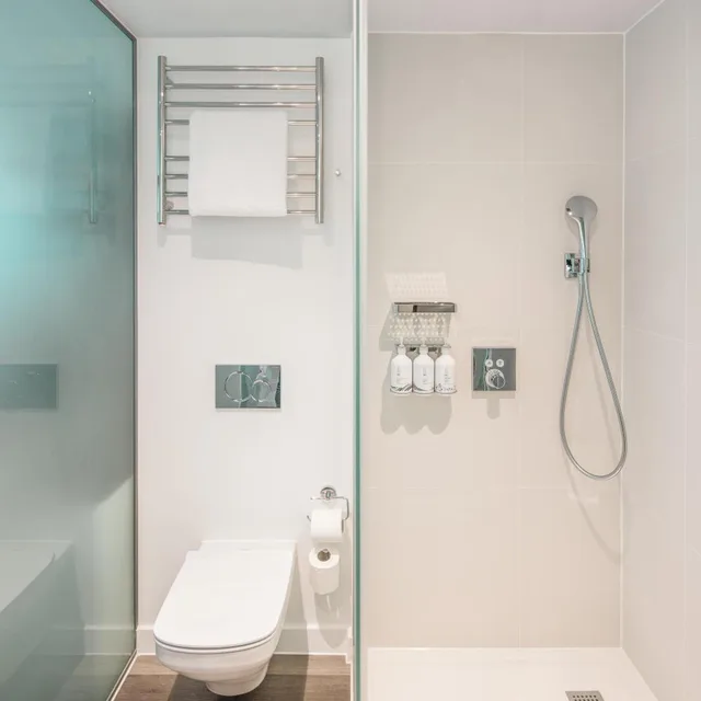 First Class, Double Bed، YOTEL London City, Select by Hilton 2/2