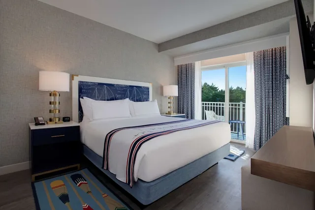 جناح بسرير كينج، Fenwick Shores, Tapestry Collection by Hilton 1/2
