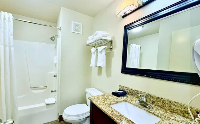 غرفة بسرير كينج، Clarion Inn & Suites Evansville Eastland Area 5/6
