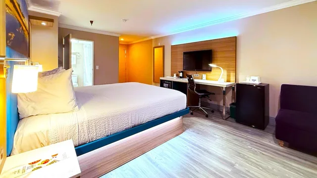 غرفة بسرير كينج مع أريكة، Days Inn By Wyndham Los Angeles Lax Redondo Manhattan Beach 7/10