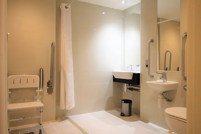 Standard, King Bed, Accessible, Holiday Inn London - Kensington High St. by IHG 3/4