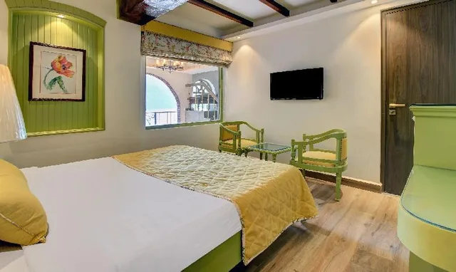 Superior, Queen Bed, Treebo Lakeside Inn 1/1
