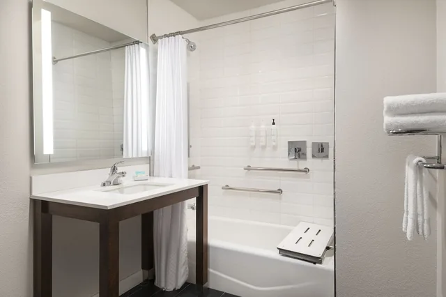 غرفة تقليدية بسرير كينج لذوي الإعاقة، Four Points by Sheraton Tucson Airport 3/3