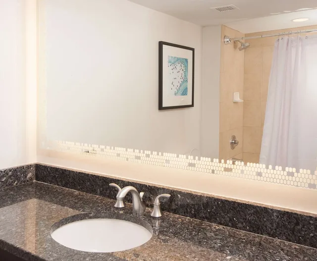 جناح بسرير كينج بغرفتين، Embassy Suites by Hilton Raleigh Crabtree 2/2