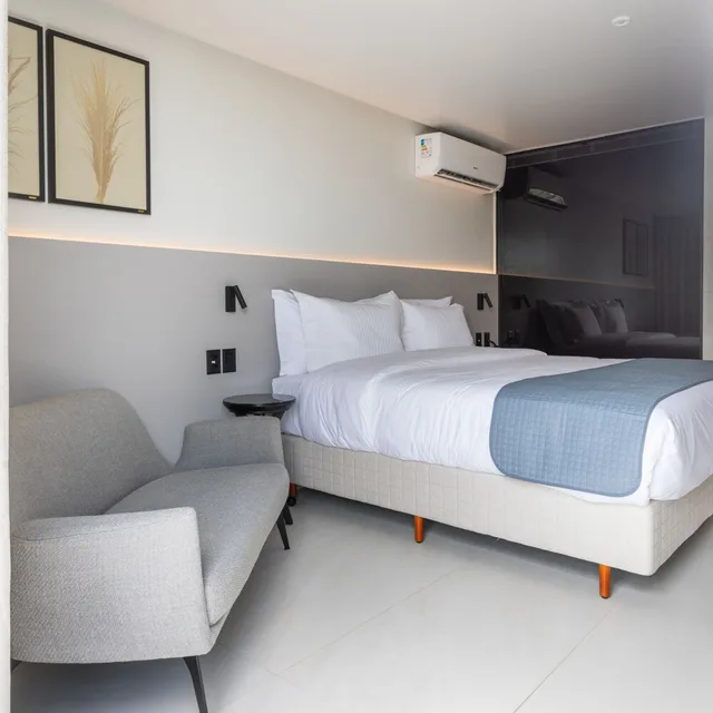 جناح فاخر بسرير كوين بإطلالة على البحر، Icon Hotel by Welkom 1/3