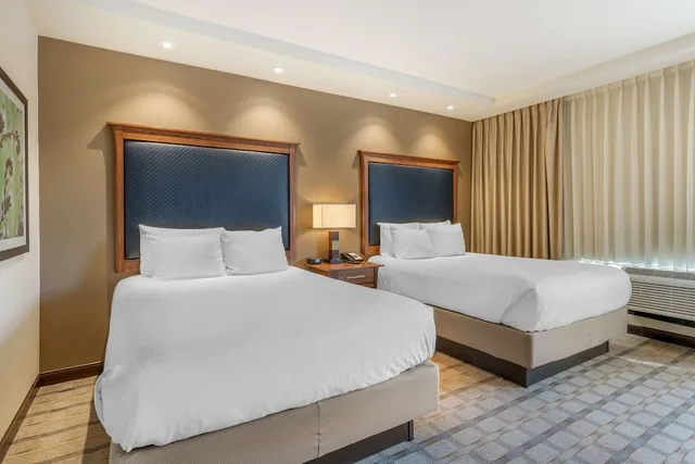 غرفة قياسية بسريرين كوين بإطلالة على الحديقة، Best Western Premier Boulder Falls Inn 2/7