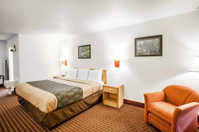 غرفة بسرير كينج للمدخنين، Econo Lodge Truman Inn 2/9