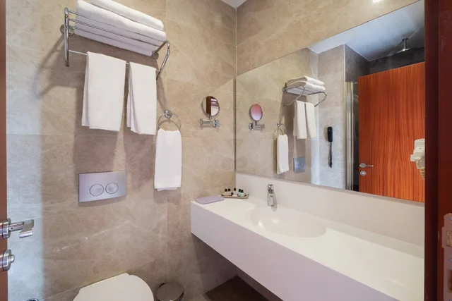 غرفة بسرير مزدوج بشرفة بمطبخ، Park By Clover Hotel 3/4