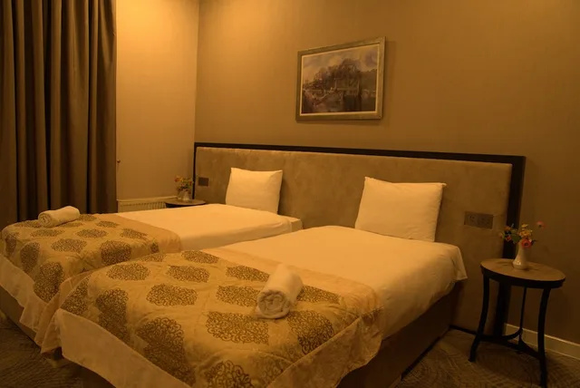 غرفة قياسية ثلاثية بثلاثة أسرّة، Premier Hotel 9/10