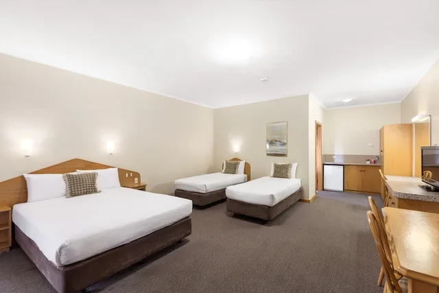 غرفة عائلية بسرير كوين وسريرين منفصلين، Presidential Motel 2/3