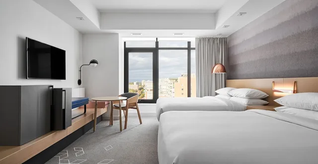 غرفة بسريرين كوين بإطلالة، Andaz Ottawa Byward Market A Concept By Hyatt 1/7
