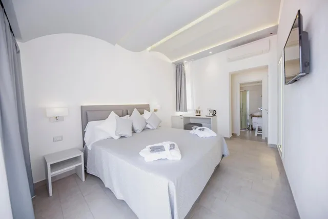 غرفة ديلوكس بسرير مزدوج بإطلالة على البحر بشرفة، Ossuna Bay Hotel Boutique 5/9