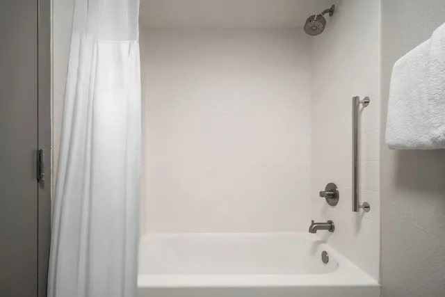 غرفة قياسية بسرير كينج لذوي الإعاقة، Holiday Inn Express Tifton 6/6