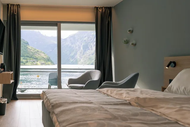 غرفة ديلوكس بسريرين منفصلين بإطلالة على البحر، Havila Hotel Geiranger 1/1