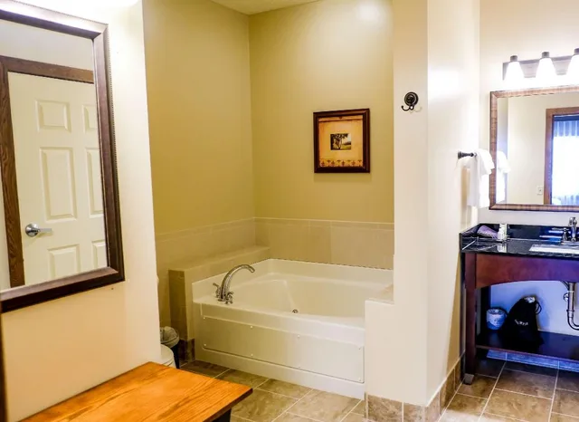 Suite, 2 Queen Beds, Sofa, Jetted Tub, Kitchenette, Best Western Plus Dutch Haus Inn And Suites 5/6
