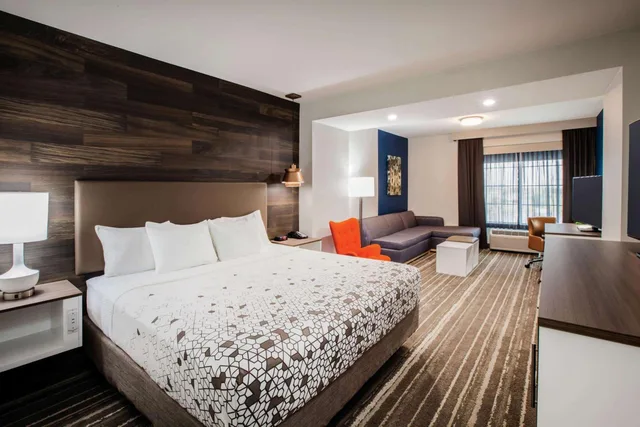 غرفة ديلوكس بسرير كينج مع أريكة، La Quinta Inn Suites By Wyndham Owasso 1/2