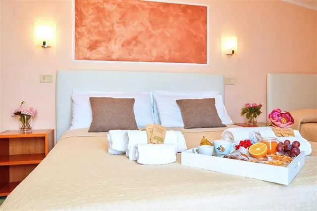 غرفة رباعية بإطلالة على البحر، Hotel La Pergola 2/5