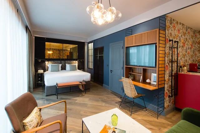 Junior Suite, King Bed, Clayton Hotel City of London 2/4