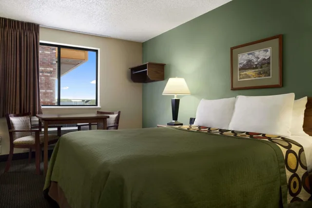 غرفة بسرير كوين لذوي الإعاقة، Super 8 by Wyndham Conrad MT 2/4