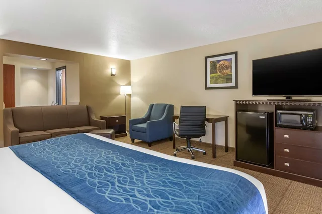 غرفة بسرير كينج مع أريكة، Comfort Inn Grand Rapids Airport 3/5