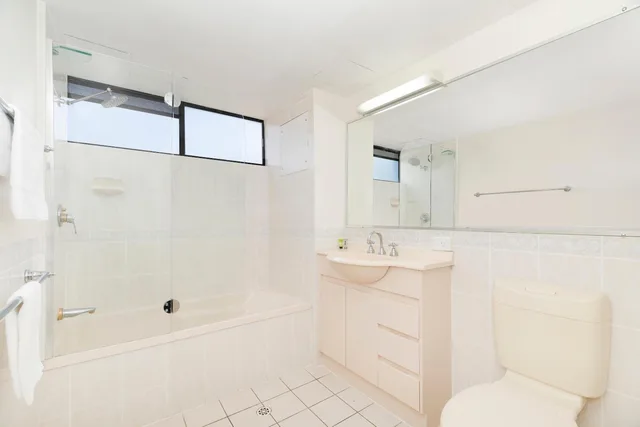 2 Bedroom Budget Apartment, Astor Apartments 9/10