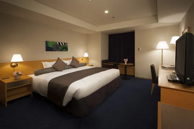 Room, King Bed, East Wing, Corner، Sapporo Grand Hotel 4/7