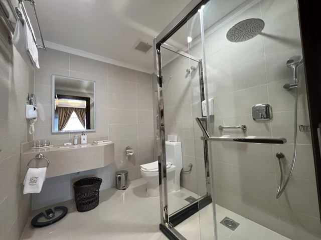 جناح جونيور بسرير كينج وسرير كوين، Remaj Hotel 3/3