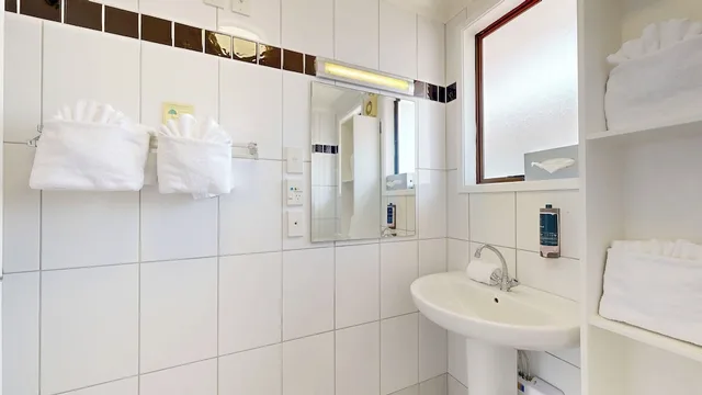 غرفة بسرير كوين وسريرين منفصلين بغرفة نوم واحدة، Albatross Motel 9/10