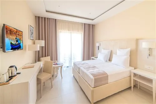 Deluxe, Double Bed, Maritim Antonine Hotel and Spa Malta 1/2