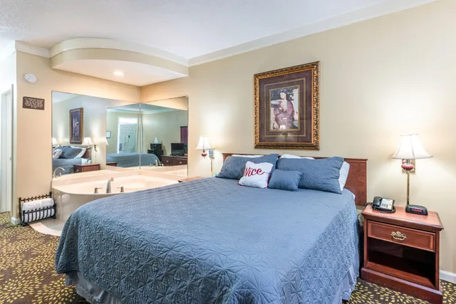 غرفة بسرير كينج بحوض جاكوزي، Plantation Oaks Suites & Inn Millington 1/6