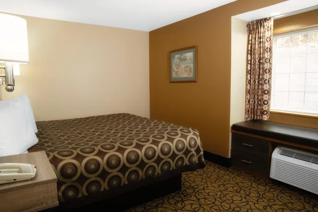 Room, King Bed, Guest Inn Pigeon Forge 9/10