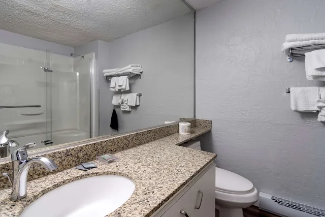 Suite, 2 Queen Beds, Sofa, Kitchen, Best Western Inn At Penticton 8/9