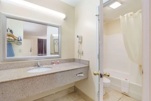 غرفة بسرير كوين، Econo Lodge Santee SC 2/3