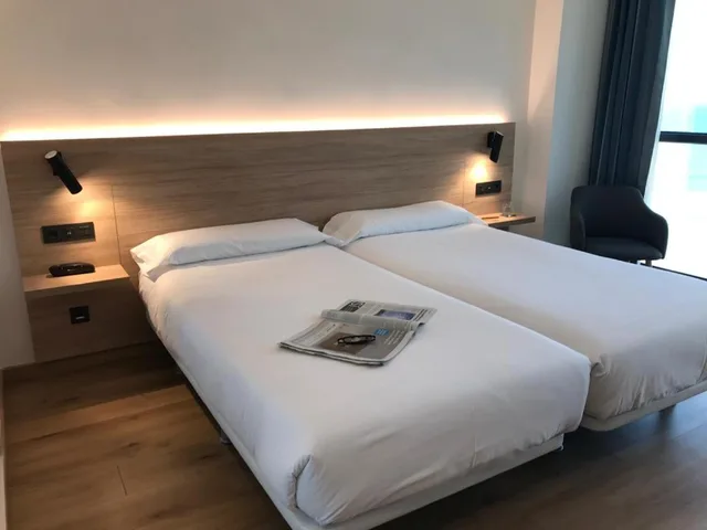 غرفة قياسية بسريرين منفصلين بإطلالة على البحر، Principe de Asturias Hotel 1/9
