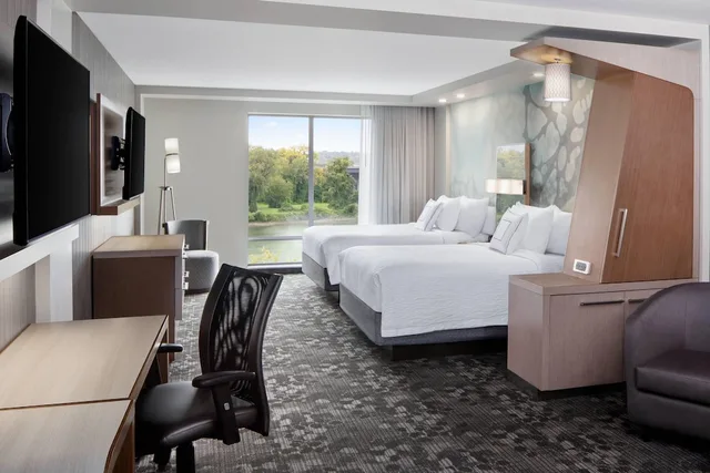 جناح بسريرين كوين بإطلالة على النهر مع أريكة لذوي الإعاقة، Courtyard By Marriott Albany Troy/Waterfront 2/7