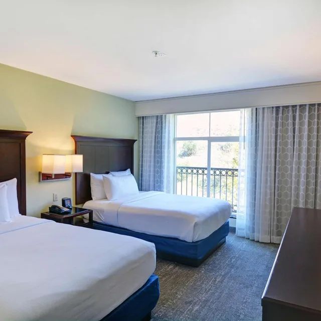 جناح بسريرين مزدوجين مع أريكة، Embassy Suites Valencia 1/8