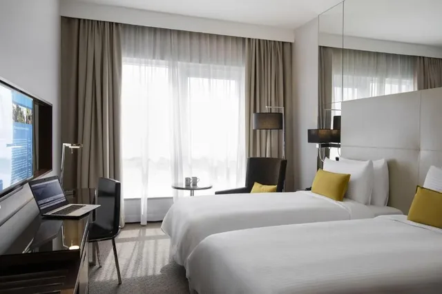 غرفة متصلة عائلية بسرير كوين وسريرين منفصلين، سنترو سلامة جدة من روتانا(Centro Salama Jeddah By Rotana) 1/2