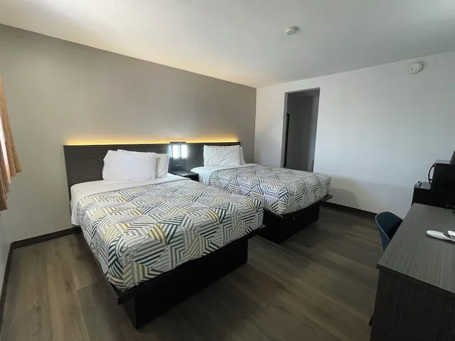 غرفة ديلوكس بسريرين كوين بمطبخ صغير، Motel6 Artesia, NM 2/8